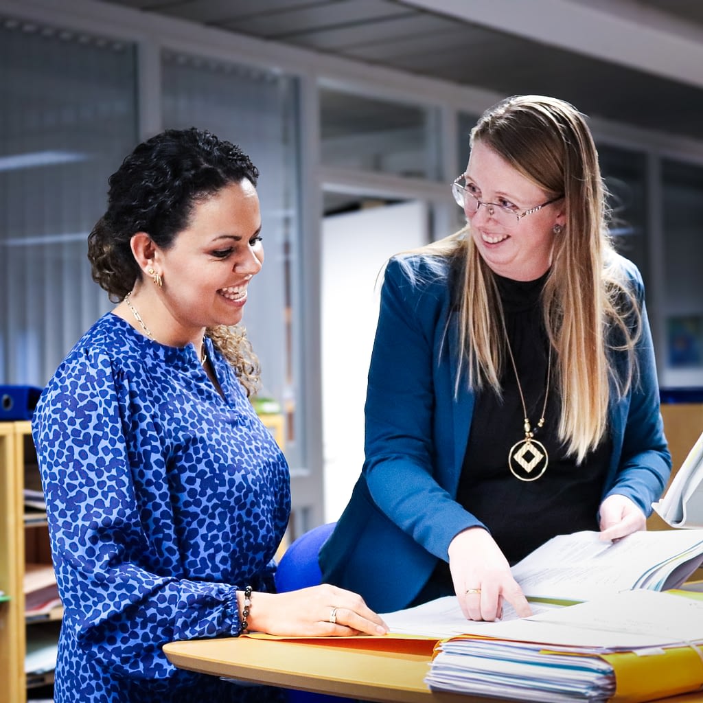 Monica S Dalgaard og Luise V. Andersen på kontoret