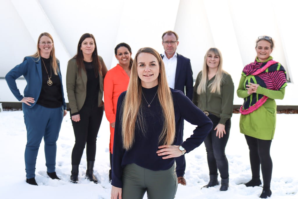 Louise-W-Eriksen-foran-kollegaer-Advokathuset-Bliddal Louise W. Eriksen med kollegaer bag sig