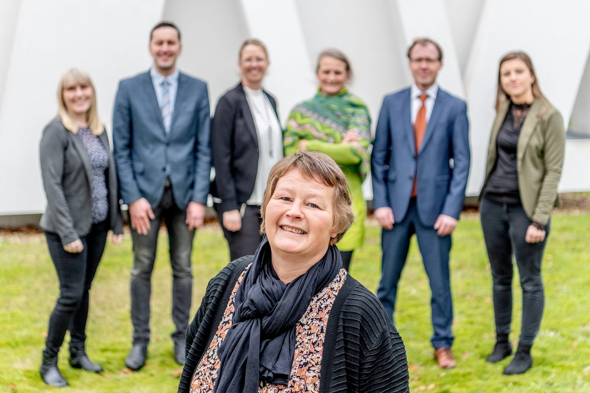 Inge Jensen foran holdet hos Advokathuset Bliddal – nærvær, erfaring og stærkt fællesskab