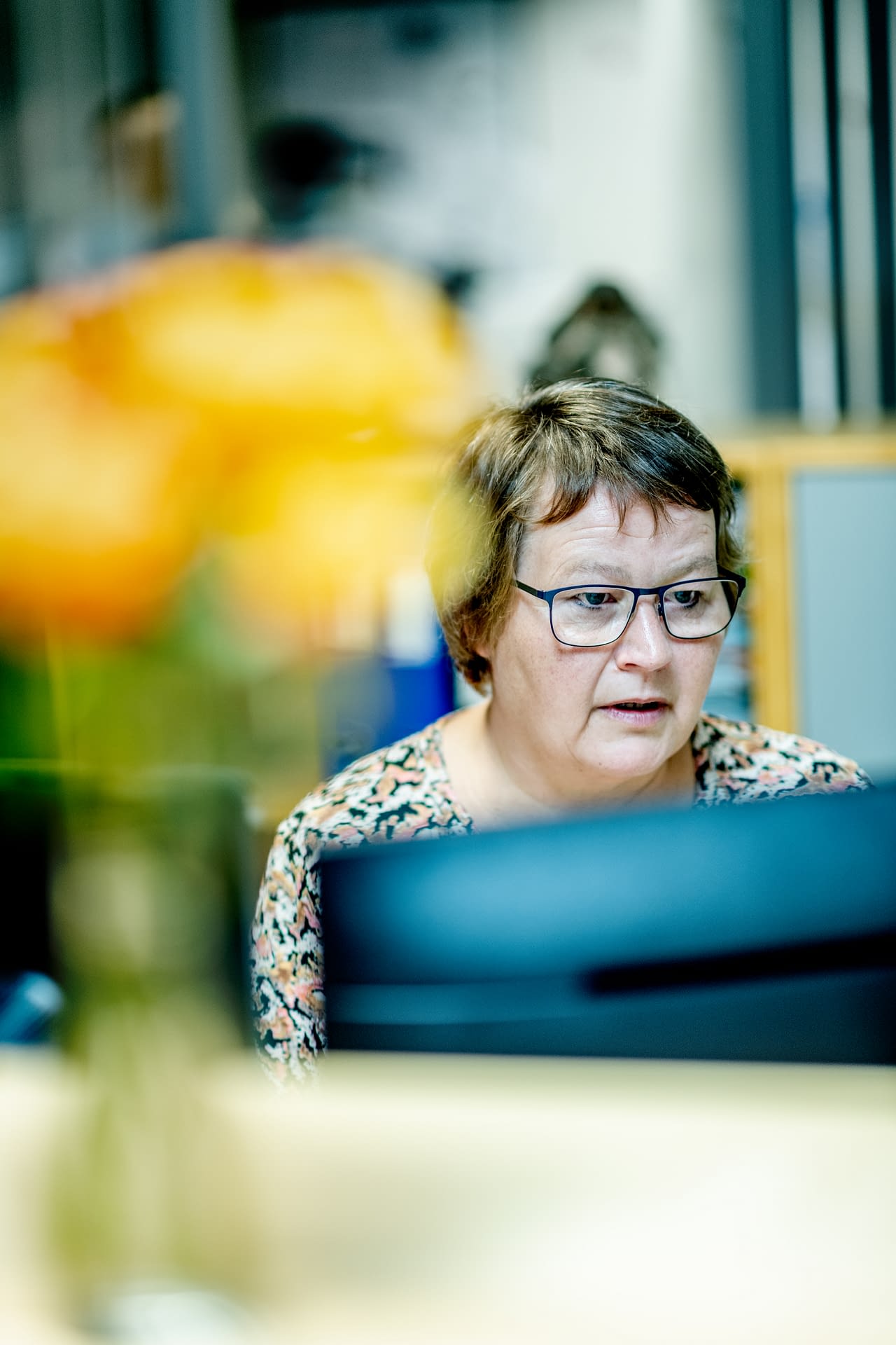 Inge Jensen – sagsbehandler, fokuseret og rolig i kontormiljø med menneskelig varme